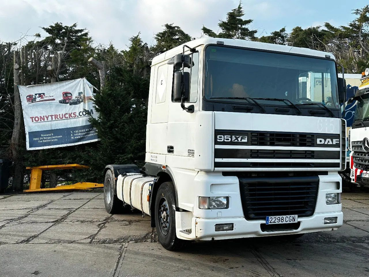DAF XF 95.380 4X2 Tractor-unit Spring/Air ZF Manual DAF XF 95.380 4X2 Tractor-unit Spring/Air ZF Manual - Dragbil: bild 1 DAF XF 95.380 4X2 Tractor-unit Spring/Air ZF Manual DAF XF 95.380 4X2 Tractor-unit Spring/Air ZF Manual - Dragbil: bild 1
