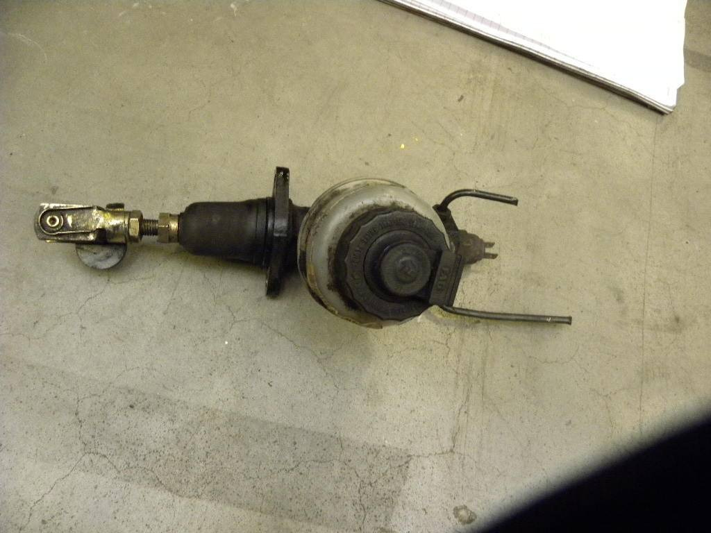 Brake fluid reservoir w. Pump Model: EFG 318 - Bromsdelar för Materialhanteringsutrustning: bild 1 Brake fluid reservoir w. Pump Model: EFG 318 - Bromsdelar för Materialhanteringsutrustning: bild 1
