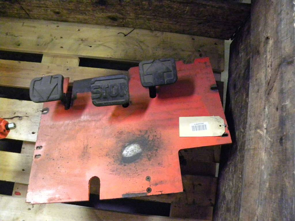 Plate floor for Linde E15-18-02, Series 322 - Pedal för Materialhanteringsutrustning: bild 1 Plate floor for Linde E15-18-02, Series 322 - Pedal för Materialhanteringsutrustning: bild 1