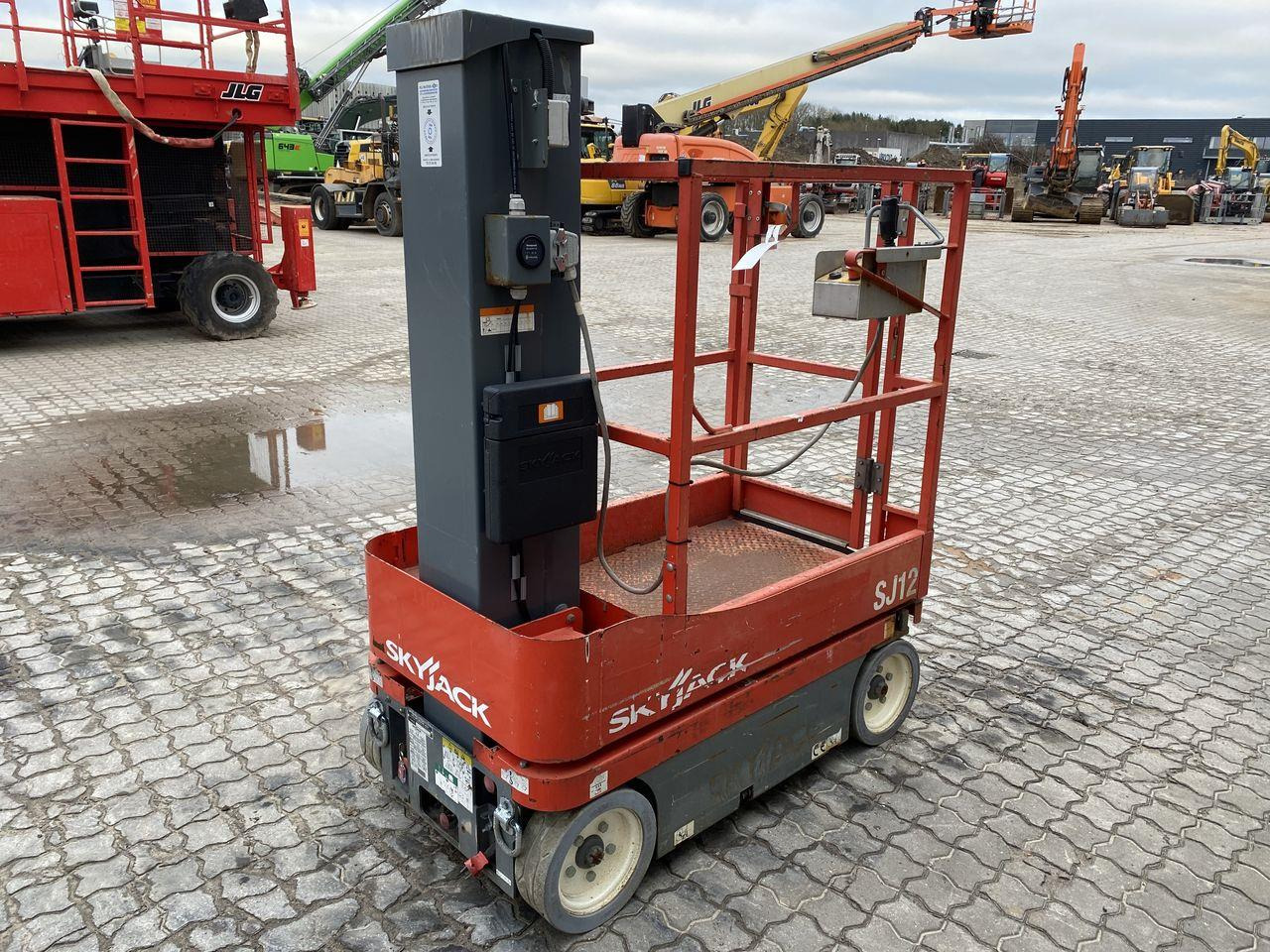 Skyjack SJ12 - Pelarlift: bild 4 Skyjack SJ12 - Pelarlift: bild 4