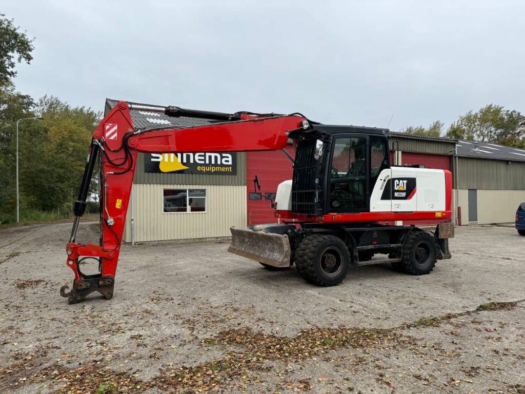 CAT M320F - Grävmaskin på däck: bild 1 CAT M320F - Grävmaskin på däck: bild 1