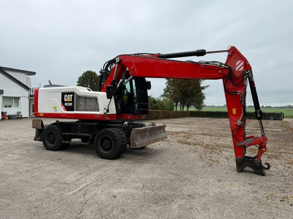 CAT M320F - Grävmaskin på däck: bild 2 CAT M320F - Grävmaskin på däck: bild 2