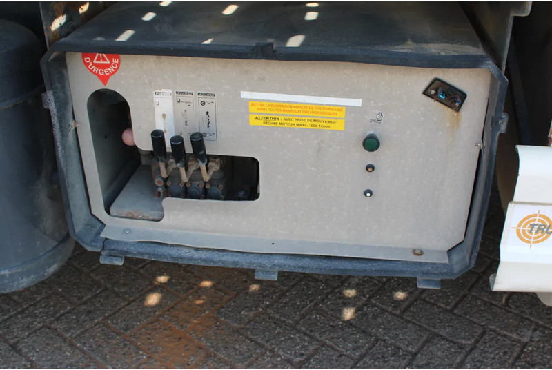 DAF CF 75.310 + HYDROLIC PLATFORM + EURO 5 + REMOTE + MANUAL - Biltransportbil lastbil: bild 5 DAF CF 75.310 + HYDROLIC PLATFORM + EURO 5 + REMOTE + MANUAL - Biltransportbil lastbil: bild 5