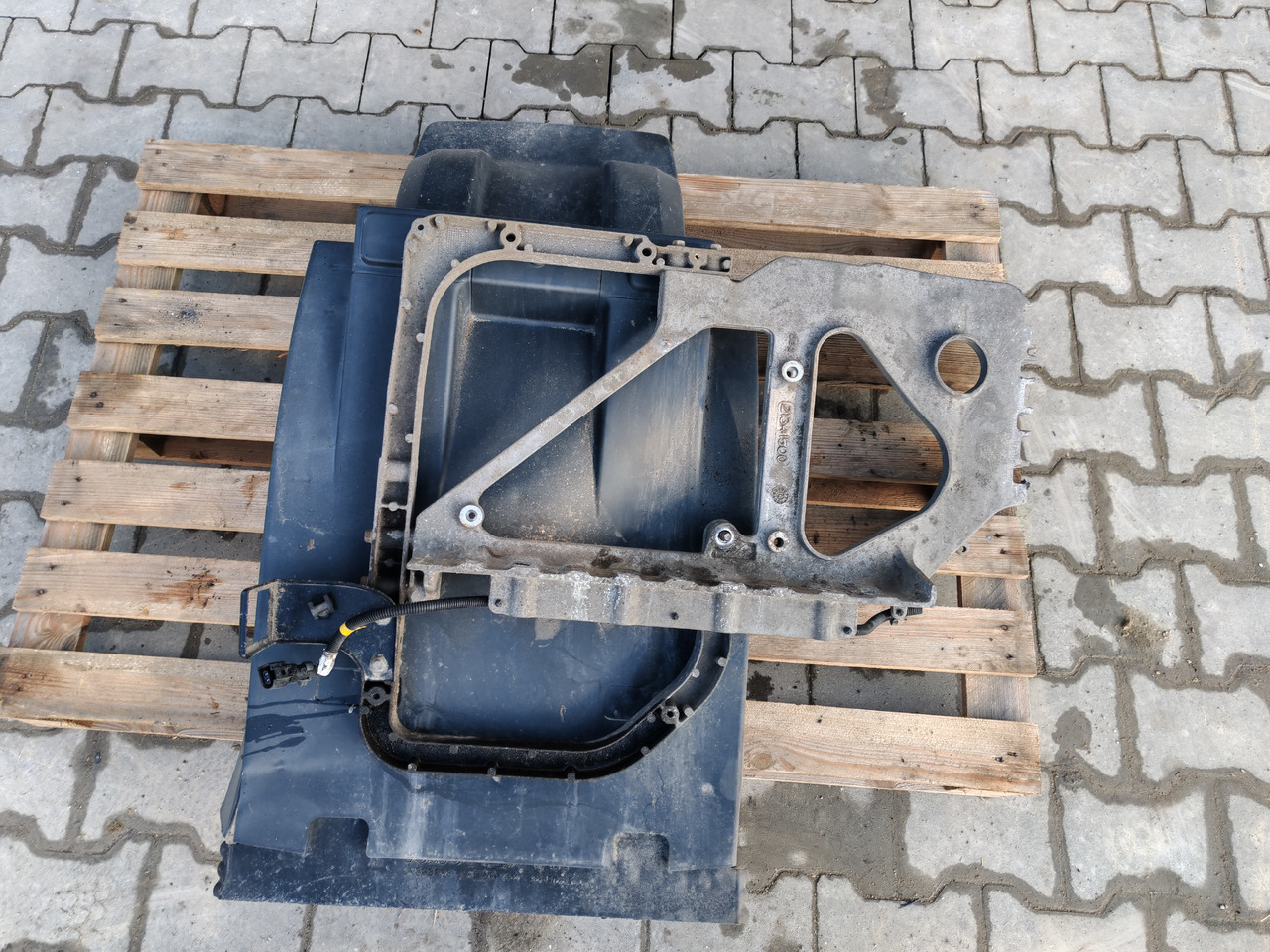VOLVO FH FM FMX /FRONT AXLE LEFT MODGUARD / COMPLETE - Karosseri och exteriör: bild 2 VOLVO FH FM FMX /FRONT AXLE LEFT MODGUARD / COMPLETE - Karosseri och exteriör: bild 2