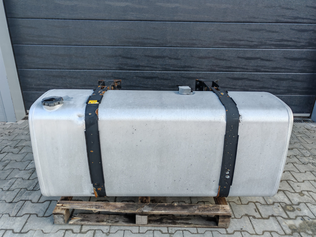 VOLVO RENAULT / ALU FUEL TANK / 162x68x71 /  650L / 21516455 - Bränsletank: bild 2 VOLVO RENAULT / ALU FUEL TANK / 162x68x71 /  650L / 21516455 - Bränsletank: bild 2