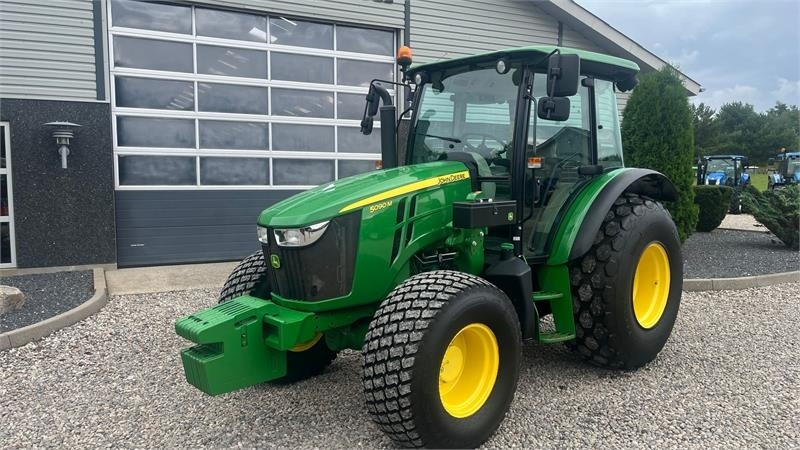 John Deere 5090 M Med græsdæk - Traktor: bild 2 John Deere 5090 M Med græsdæk - Traktor: bild 2