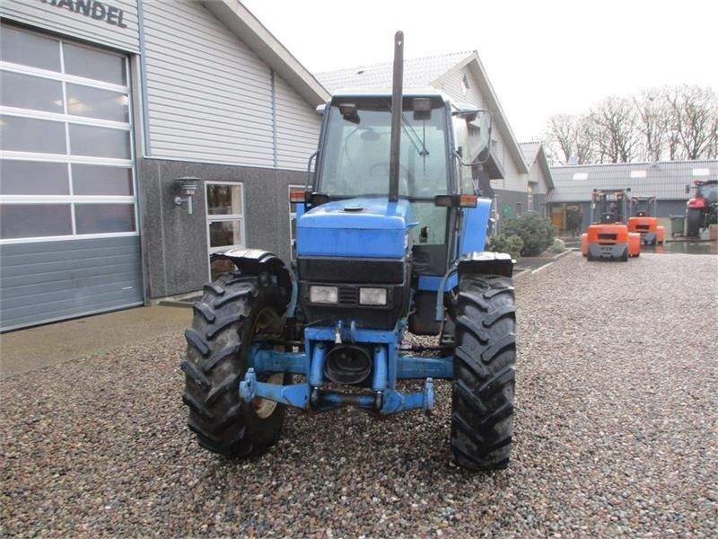 Traktor New Holland 8240 SLE Med frontlift og frontPTO: bild 9