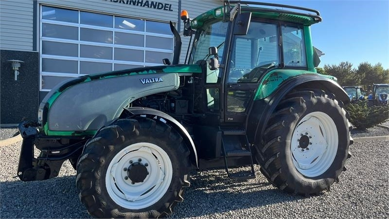 Valtra T130 med 3.5ton frontlift - Traktor: bild 2 Valtra T130 med 3.5ton frontlift - Traktor: bild 2