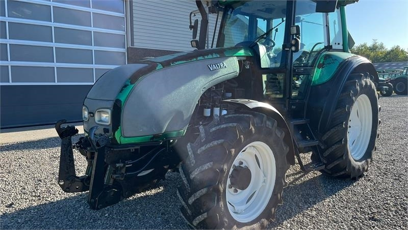Valtra T130 med 3.5ton frontlift - Traktor: bild 3 Valtra T130 med 3.5ton frontlift - Traktor: bild 3