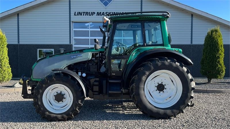 Valtra T130 med 3.5ton frontlift - Traktor: bild 1 Valtra T130 med 3.5ton frontlift - Traktor: bild 1