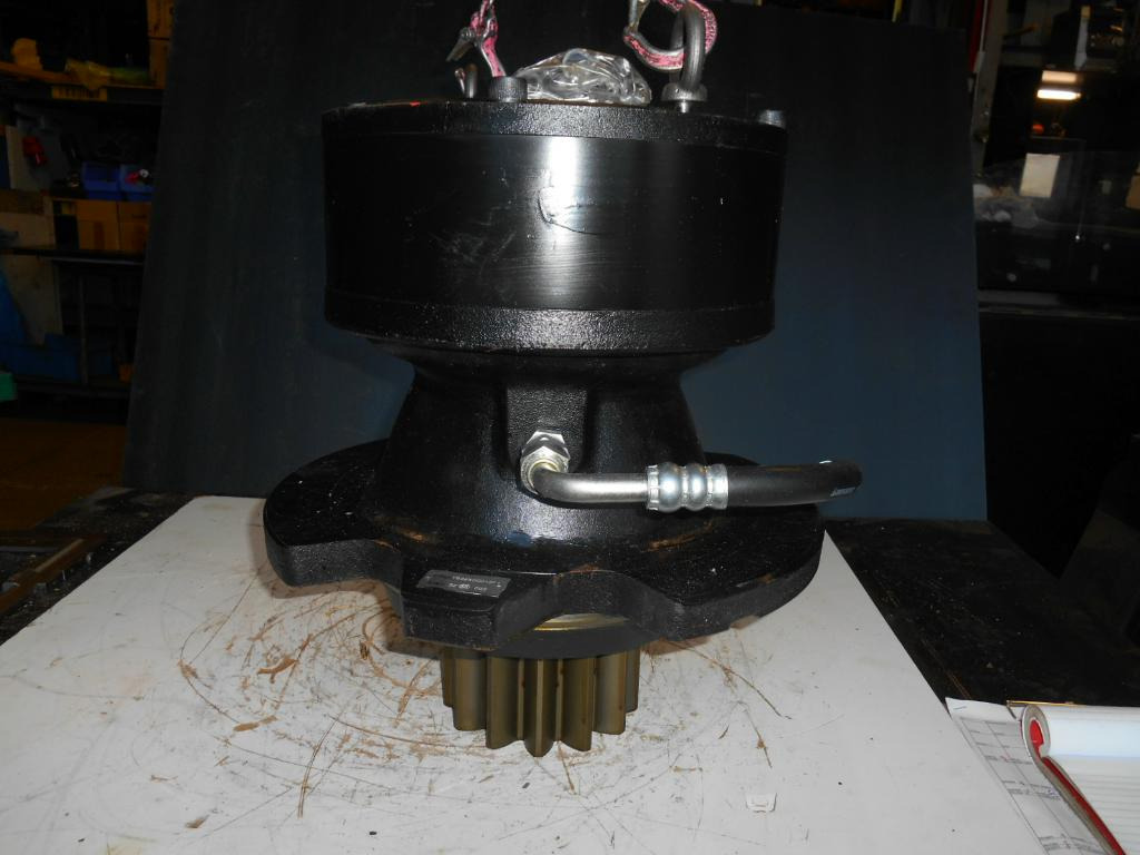 New Holland YB32W00012F1 - Svängmotor för Byggmaskiner: bild 1 New Holland YB32W00012F1 - Svängmotor för Byggmaskiner: bild 1