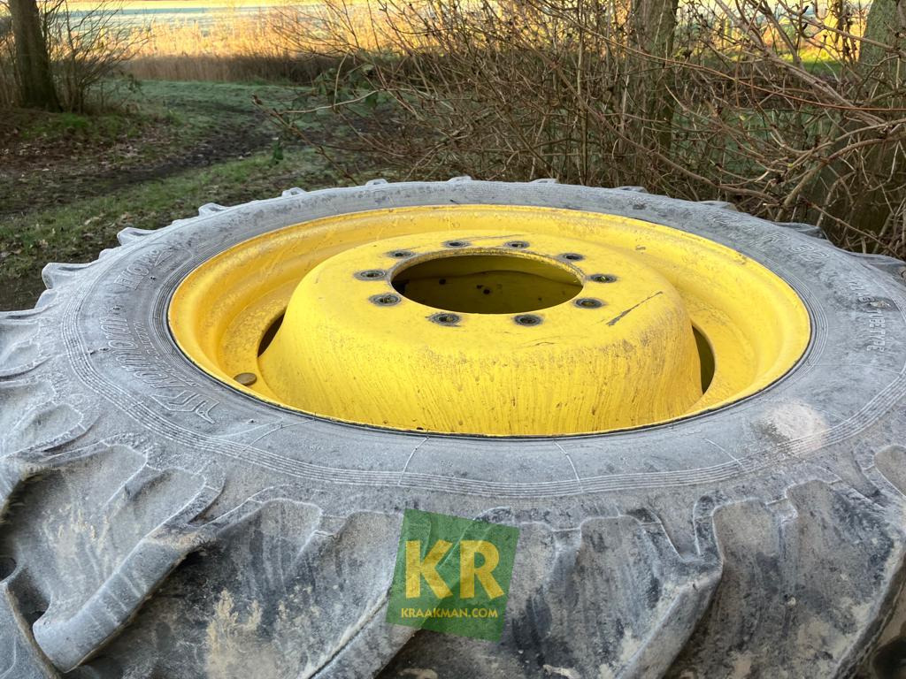 12.4R32 Onbekend merk - Komplett hjul för Lantbruksmaskiner: bild 1 12.4R32 Onbekend merk - Komplett hjul för Lantbruksmaskiner: bild 1