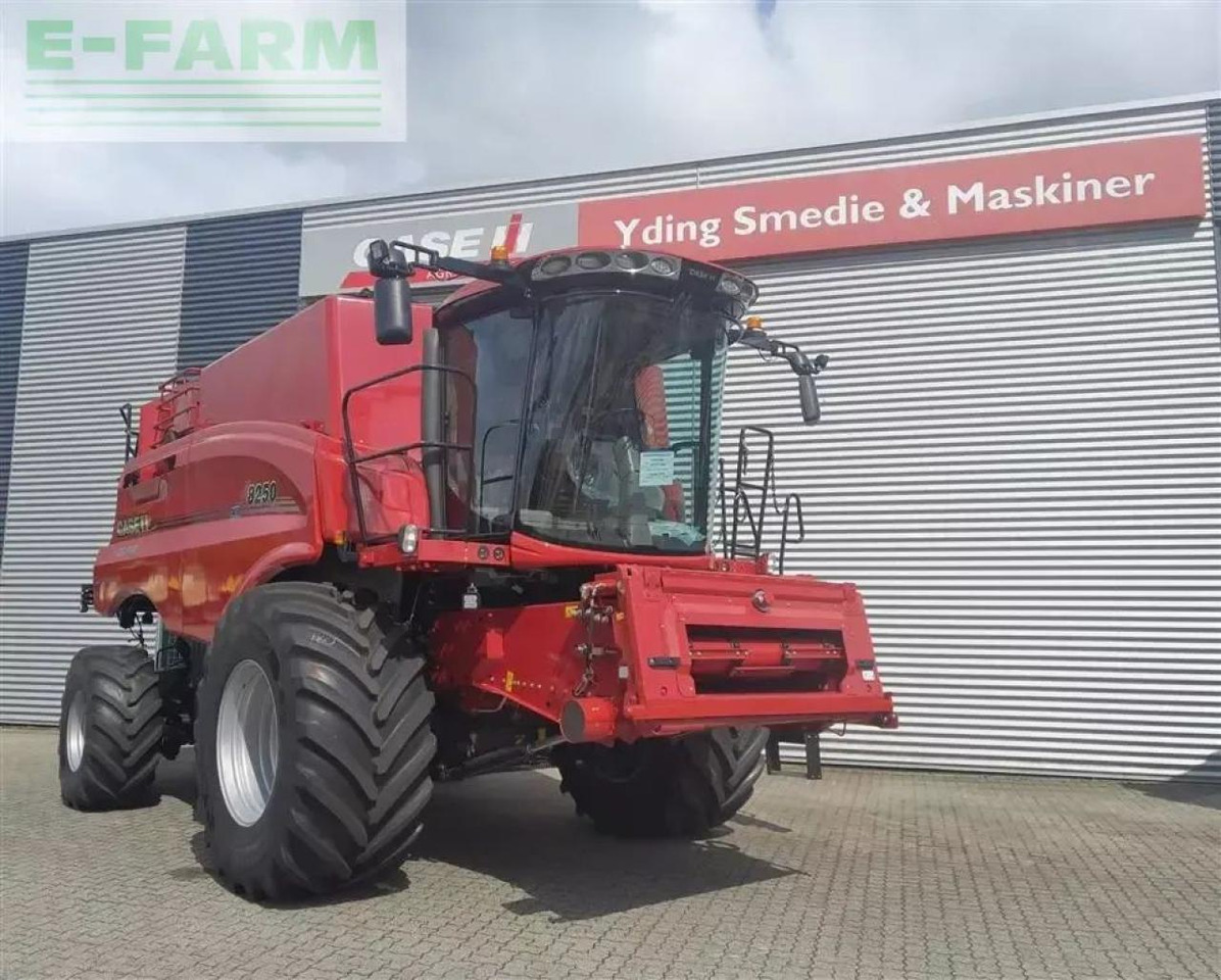 Case-IH 8250 kampagnepris axial-flow 8250 med 35 fod varioskærebord - Skördetröska: bild 1 Case-IH 8250 kampagnepris axial-flow 8250 med 35 fod varioskærebord - Skördetröska: bild 1