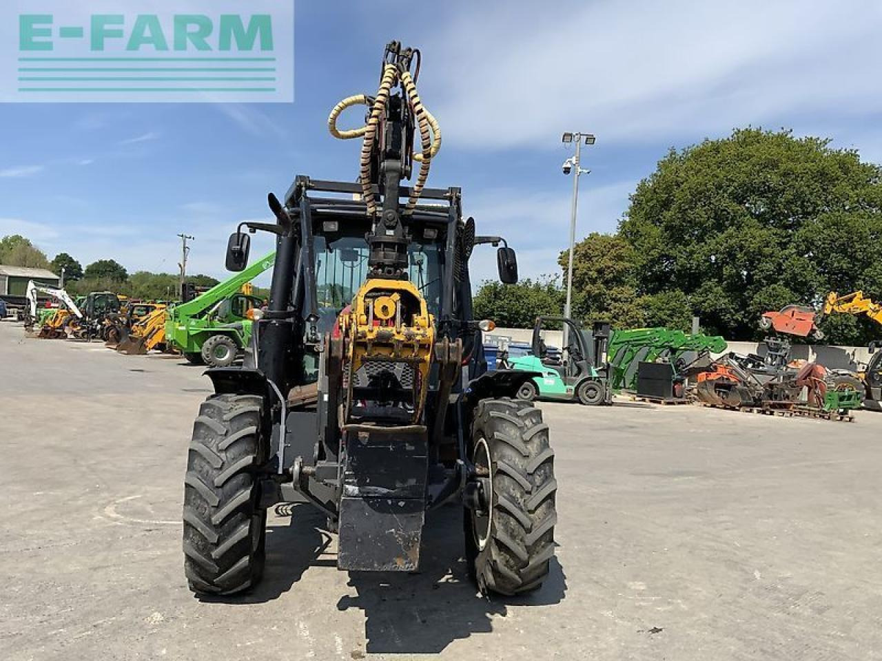 Valtra n123 hi tech tractor with roof mounted botex 560tl crane (st23285) - Traktor: bild 4 Valtra n123 hi tech tractor with roof mounted botex 560tl crane (st23285) - Traktor: bild 4