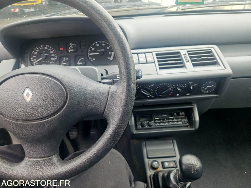 RENAULT CLIO 1996 - Personbil: bild 3 RENAULT CLIO 1996 - Personbil: bild 3