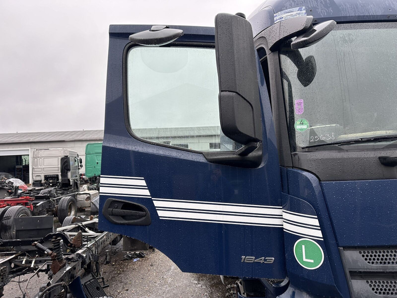 Mercedes-Benz right side low-roof cab doors - Dörr och reservdelar för Lastbil: bild 1 Mercedes-Benz right side low-roof cab doors - Dörr och reservdelar för Lastbil: bild 1