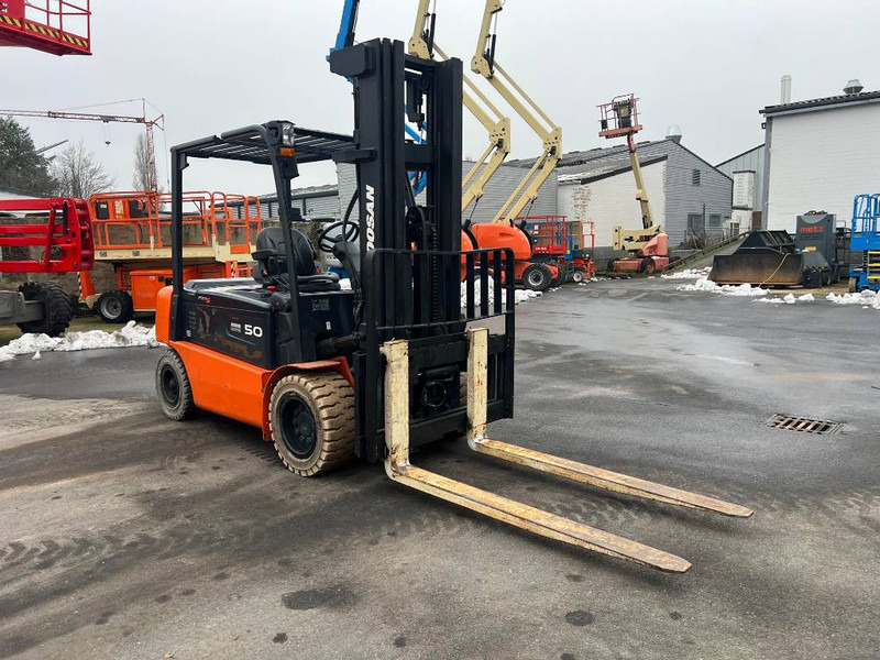 Doosan B50X5 5T 6m Triplex non-marking (1840) - Eltruck: bild 5 Doosan B50X5 5T 6m Triplex non-marking (1840) - Eltruck: bild 5