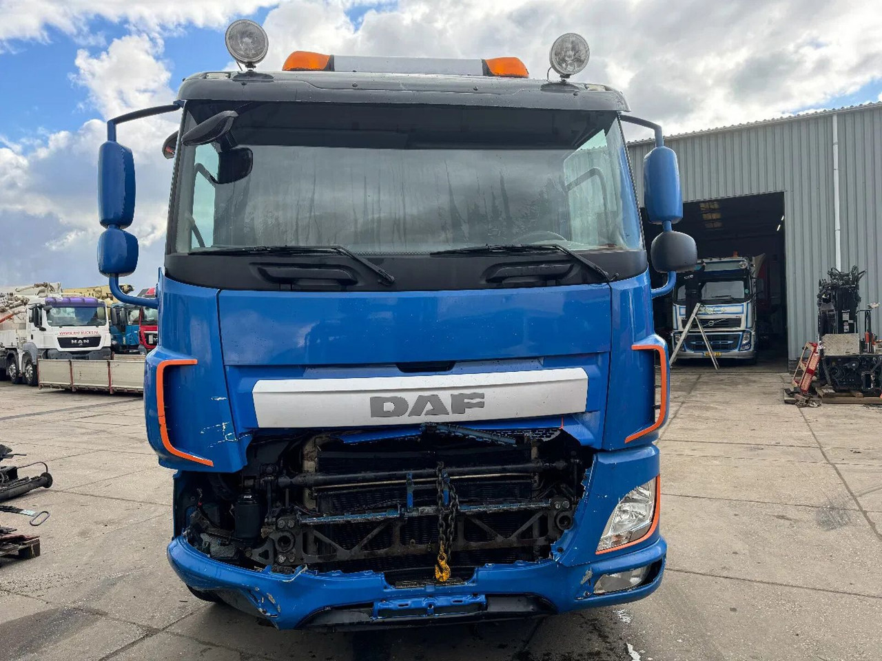 DAF CF 460 8X2 ONLY VISUAL DAMAGED // ENGINE IS RUNN - Lastväxlare lastbil: bild 2 DAF CF 460 8X2 ONLY VISUAL DAMAGED // ENGINE IS RUNN - Lastväxlare lastbil: bild 2