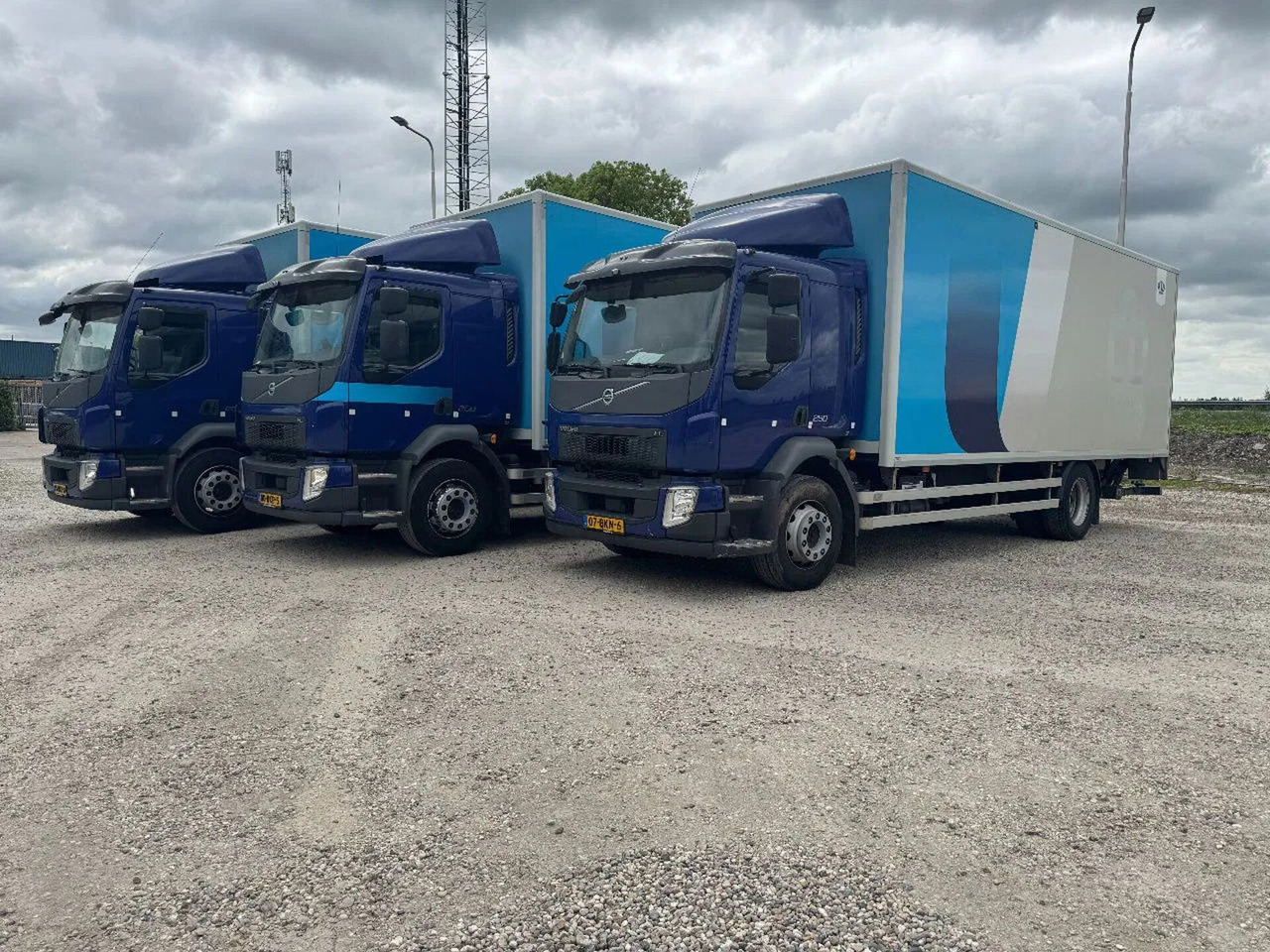 Volvo FL 250 4X2 3 UNITS CARGO LOCK + DHOLLANDIA LIFT - Lastbil med skåp: bild 1 Volvo FL 250 4X2 3 UNITS CARGO LOCK + DHOLLANDIA LIFT - Lastbil med skåp: bild 1