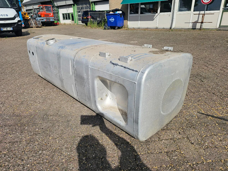 MAN Brandstoftank 595 Liter - L197 B70 H58 - Onderdeel nr. 81.122015733 - Bränsletank för Lastbil: bild 2 MAN Brandstoftank 595 Liter - L197 B70 H58 - Onderdeel nr. 81.122015733 - Bränsletank för Lastbil: bild 2