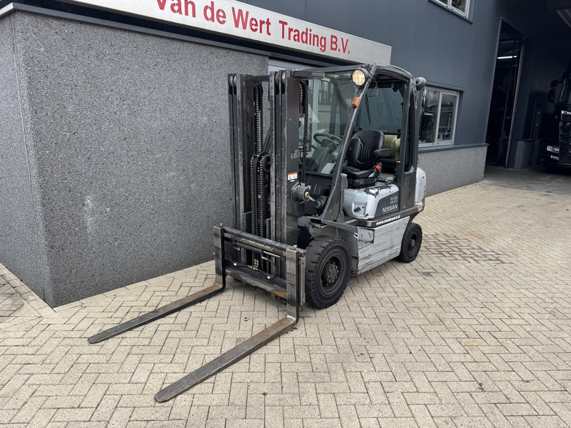 Nissan UD02A25PQ Triplo 430 Freelift/Sideshift LPG 2006 - Gasoltruck: bild 3 Nissan UD02A25PQ Triplo 430 Freelift/Sideshift LPG 2006 - Gasoltruck: bild 3