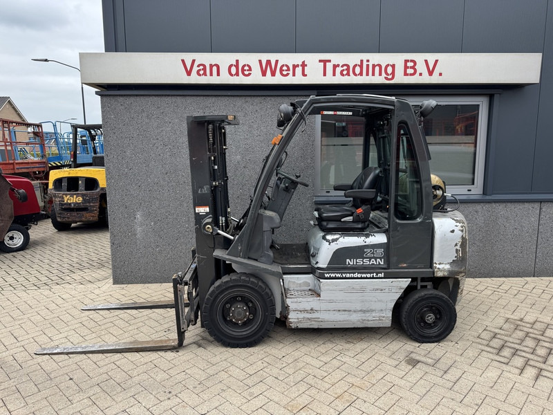 Nissan UD02A25PQ Triplo 430 Freelift/Sideshift LPG 2006 - Gasoltruck: bild 1 Nissan UD02A25PQ Triplo 430 Freelift/Sideshift LPG 2006 - Gasoltruck: bild 1