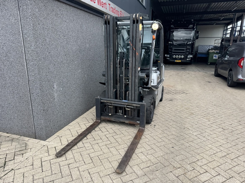 Nissan UD02A25PQ Triplo 475 Freelift/Sideshift LPG 2005 - Gasoltruck: bild 4 Nissan UD02A25PQ Triplo 475 Freelift/Sideshift LPG 2005 - Gasoltruck: bild 4