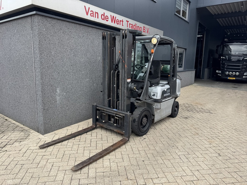 Nissan UD02A25PQ Triplo 475 Freelift/Sideshift LPG 2005 - Gasoltruck: bild 3 Nissan UD02A25PQ Triplo 475 Freelift/Sideshift LPG 2005 - Gasoltruck: bild 3