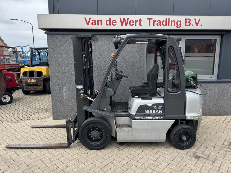 Nissan UD02A25PQ Triplo 475 Freelift/Sideshift LPG 2005 - Gasoltruck: bild 1 Nissan UD02A25PQ Triplo 475 Freelift/Sideshift LPG 2005 - Gasoltruck: bild 1