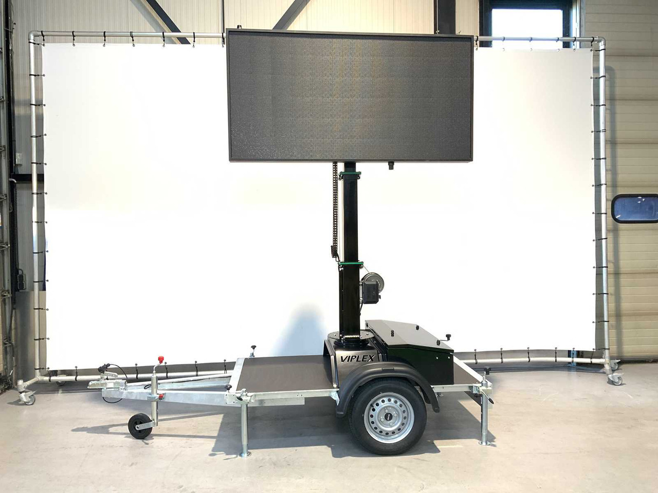 Viplex tekstkar P8 ledscherm op aanhangwagen - Entreprenadutrustning, Släp: bild 4 Viplex tekstkar P8 ledscherm op aanhangwagen - Entreprenadutrustning, Släp: bild 4