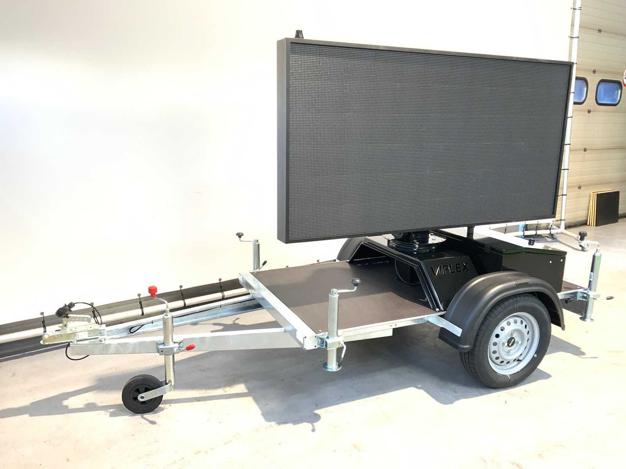 Viplex tekstkar P8 ledscherm op aanhangwagen - Entreprenadutrustning, Släp: bild 1 Viplex tekstkar P8 ledscherm op aanhangwagen - Entreprenadutrustning, Släp: bild 1