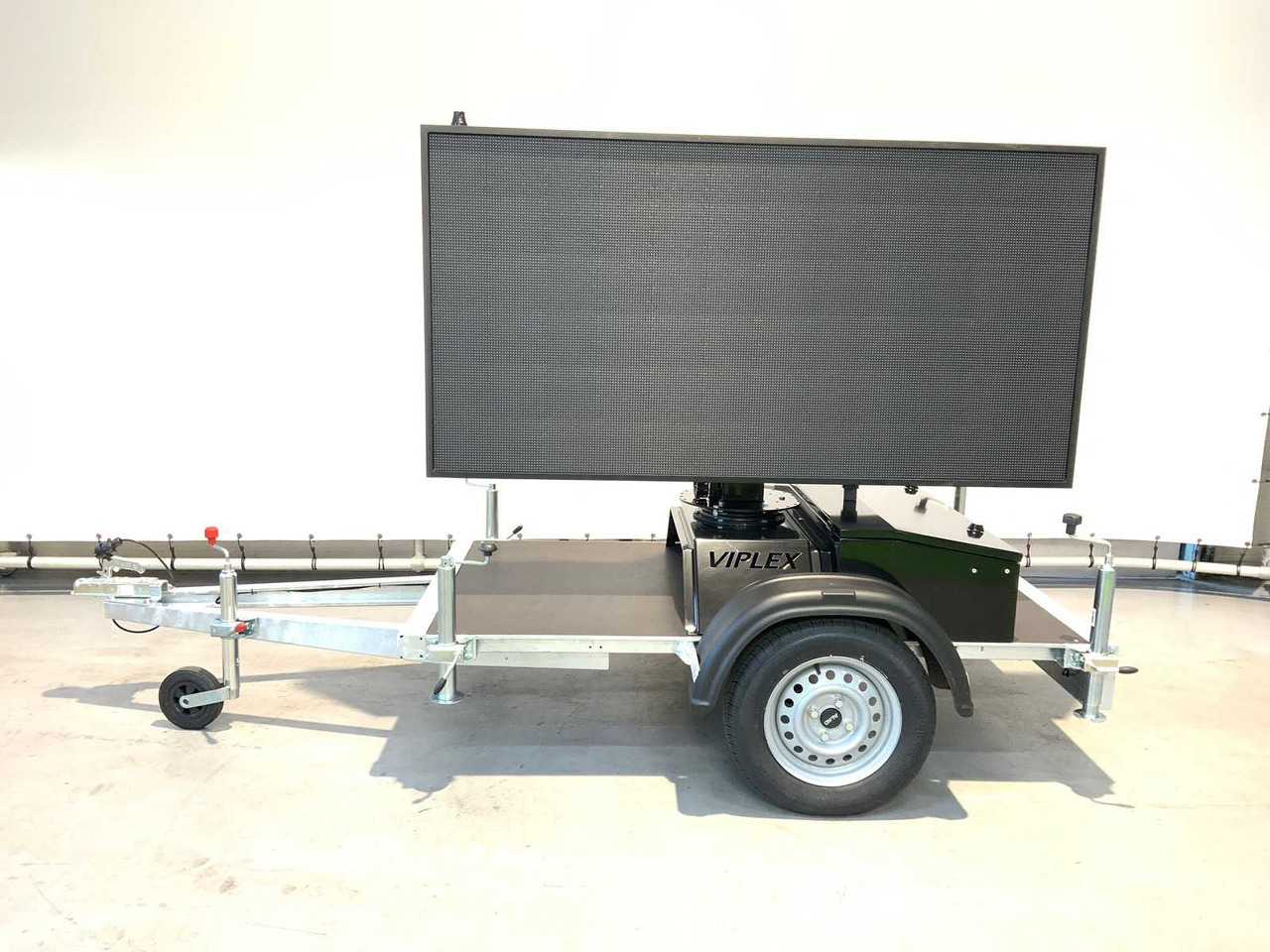 Viplex tekstkar P8 ledscherm op aanhangwagen - Entreprenadutrustning, Släp: bild 2 Viplex tekstkar P8 ledscherm op aanhangwagen - Entreprenadutrustning, Släp: bild 2