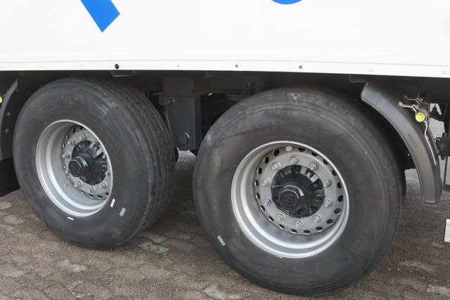 Sommer 2-Achser, elektr. Rolltor, BPW, 11.000mm lang - Skåp semitrailer: bild 4 Sommer 2-Achser, elektr. Rolltor, BPW, 11.000mm lang - Skåp semitrailer: bild 4