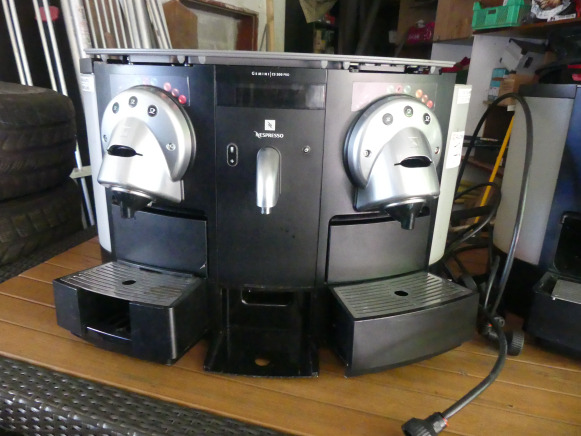 2 Machines à café Nespresso 705/CS200 - Livsmedelsmaskin: bild 1 2 Machines à café Nespresso 705/CS200 - Livsmedelsmaskin: bild 1