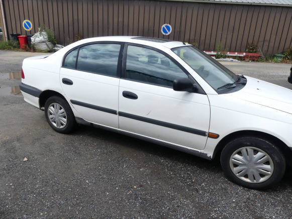 REF:DBB024 - Voiture Toyota Avensis (1998-172.549 km) - Personbil: bild 4 REF:DBB024 - Voiture Toyota Avensis (1998-172.549 km) - Personbil: bild 4