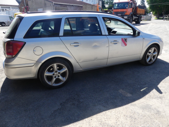REF:TRF008 - Voiture Opel Astra break (2005-158.167 km) - Personbil: bild 5 REF:TRF008 - Voiture Opel Astra break (2005-158.167 km) - Personbil: bild 5
