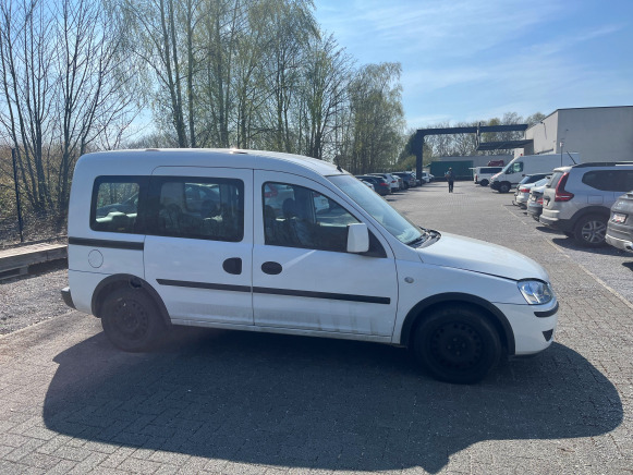 Voiture Opel Combo C (2006-80937 km-VIN :W0L0XCF0663029069) - Personbil: bild 1 Voiture Opel Combo C (2006-80937 km-VIN :W0L0XCF0663029069) - Personbil: bild 1