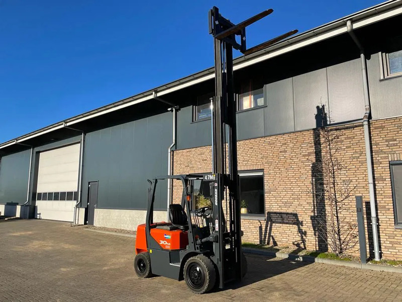 Doosan D30G Yanmar 3 ton Triplex Freelift Sideshift Diesel Heftruck 470 cm hefhoogte - Dieseltruck: bild 2 Doosan D30G Yanmar 3 ton Triplex Freelift Sideshift Diesel Heftruck 470 cm hefhoogte - Dieseltruck: bild 2