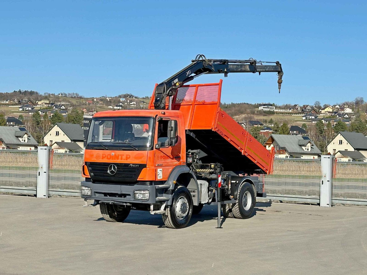 Mercedes-Benz AXOR 1829 * HIAB 1111 HIDUO + FUNK * TOP * 4x4 - Tippbil lastbil, Kranbil: bild 2 Mercedes-Benz AXOR 1829 * HIAB 1111 HIDUO + FUNK * TOP * 4x4 - Tippbil lastbil, Kranbil: bild 2