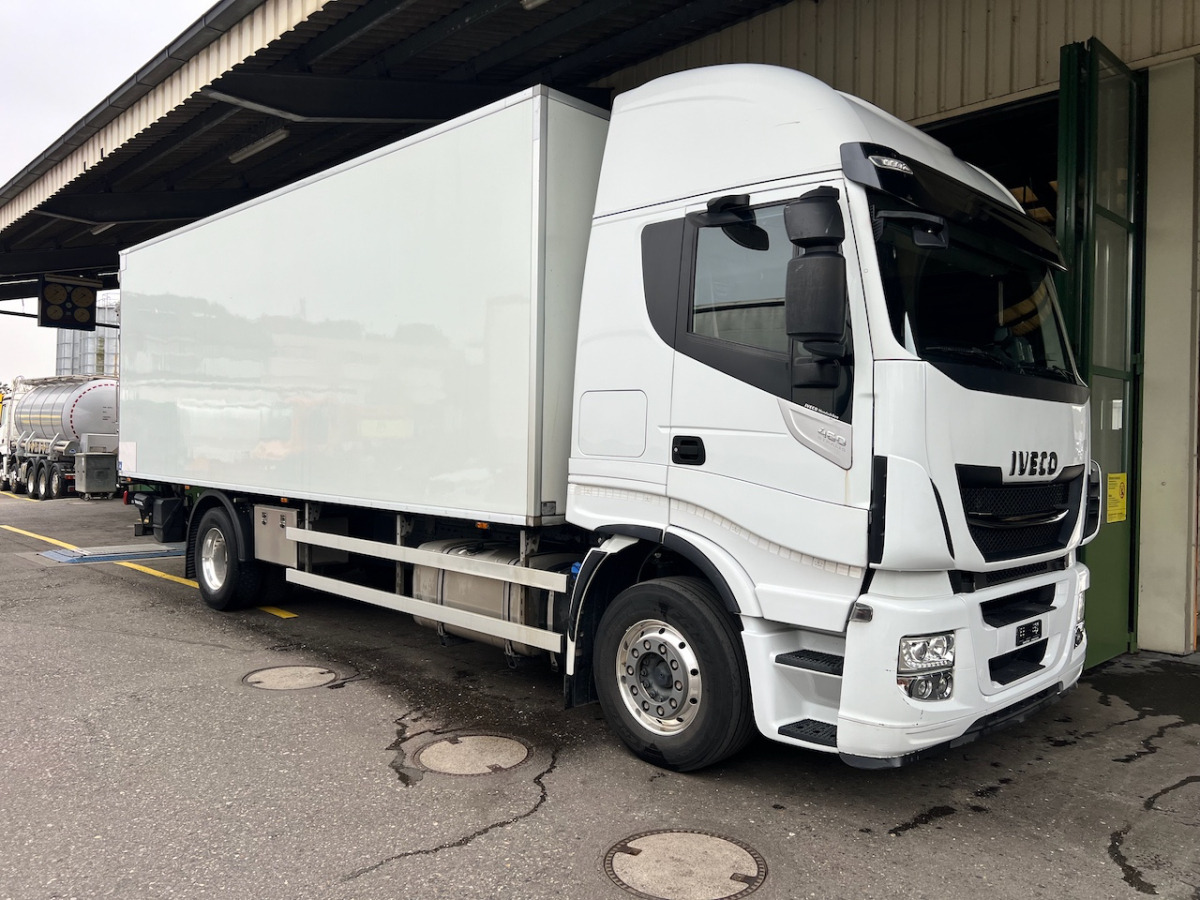 IVECO 190S46 Stralis - Lastbil med skåp: bild 1 IVECO 190S46 Stralis - Lastbil med skåp: bild 1