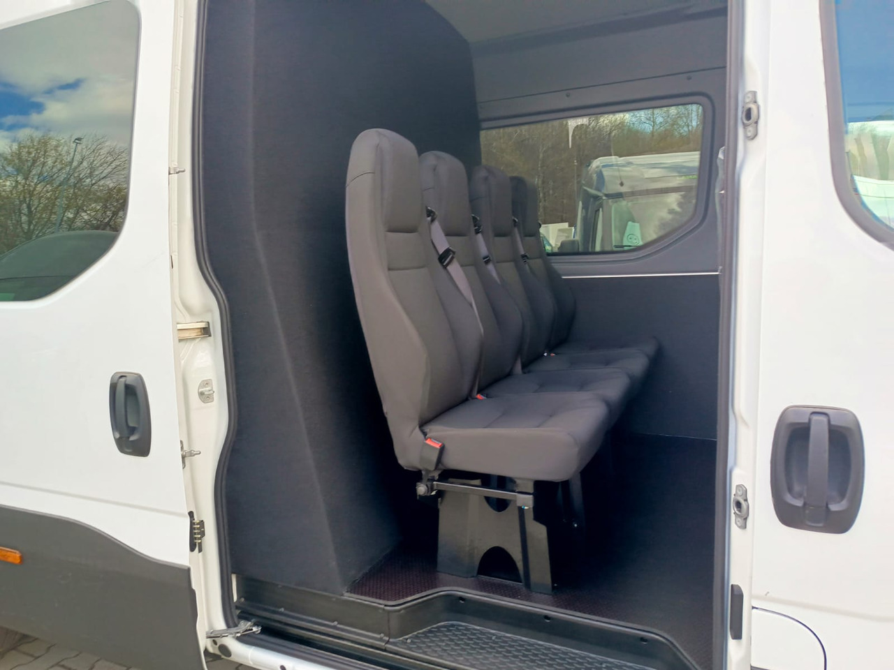 IVECO Daily 35 180 7-Sitzer - Persontransport, Dubbelhytt transportbil: bild 1 IVECO Daily 35 180 7-Sitzer - Persontransport, Dubbelhytt transportbil: bild 1