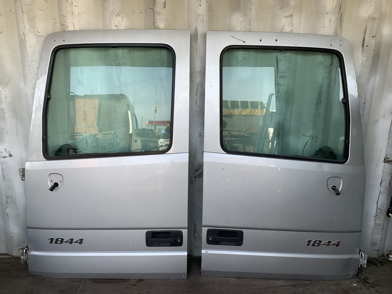 Dörr och reservdelar för Lastbil DOOR ACTROS MP2-3 LEFT AND RIGHT MEGA SPACE CAB: bild 19