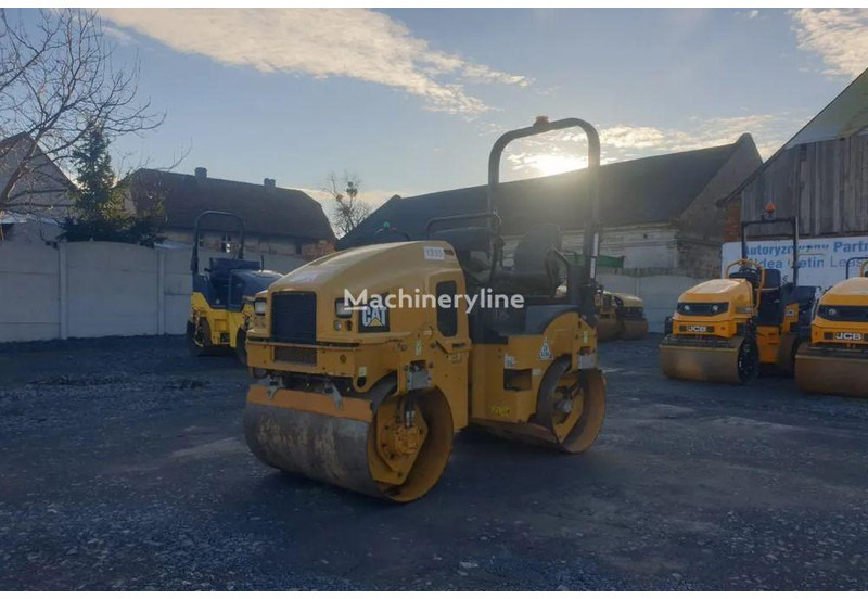 Caterpillar CB 24B road roller - Vält: bild 1 Caterpillar CB 24B road roller - Vält: bild 1