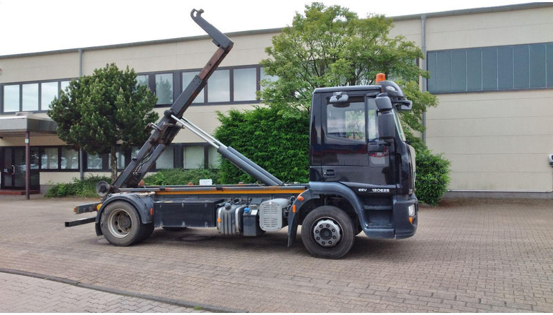 Iveco Eurocargo 120E25 - Flakbil, Kranbil: bild 1 Iveco Eurocargo 120E25 - Flakbil, Kranbil: bild 1
