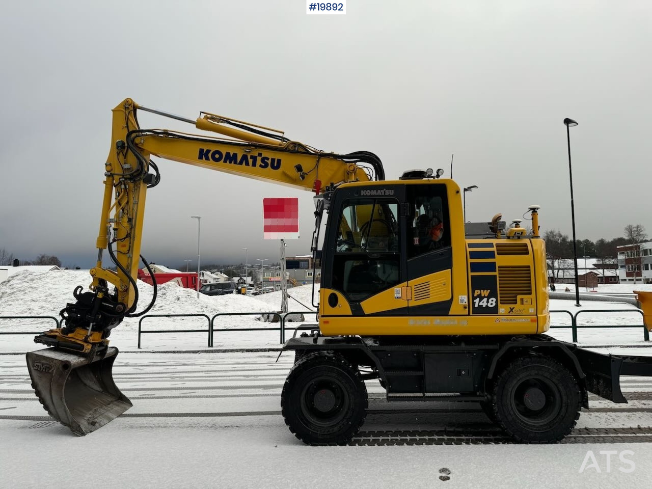 Komatsu PW148-11 - Grävmaskin på däck: bild 2 Komatsu PW148-11 - Grävmaskin på däck: bild 2