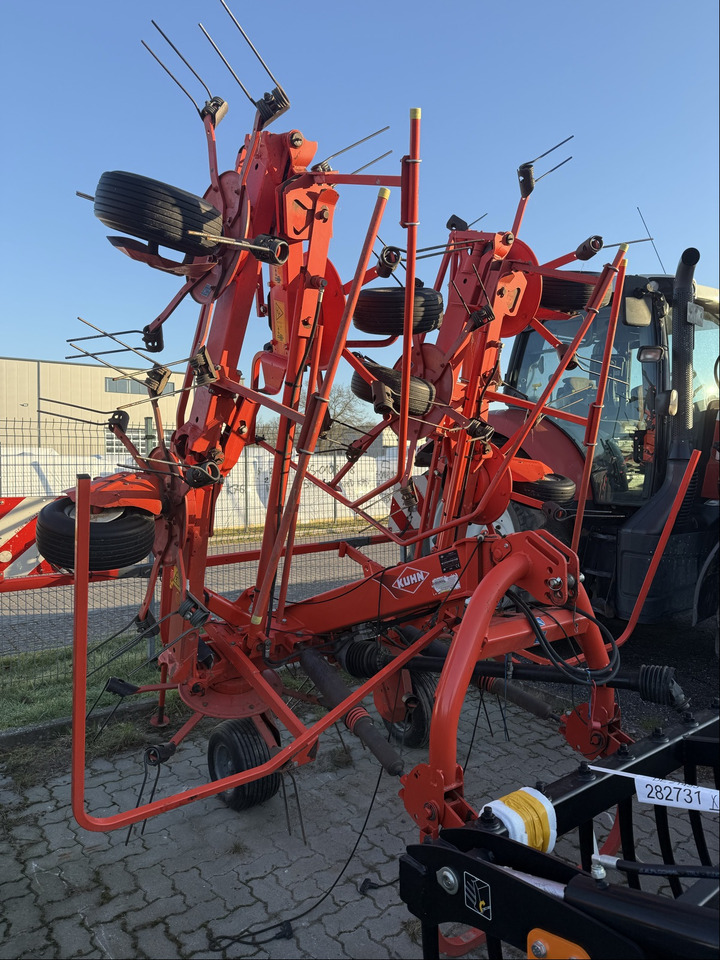 Kuhn Heuwender GF 8702 - Hövändare: bild 1 Kuhn Heuwender GF 8702 - Hövändare: bild 1