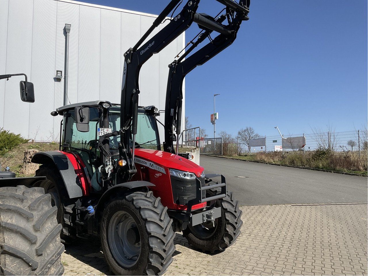 Massey Ferguson 5711M Dyna4 4WD Cab Esse - Traktor: bild 1 Massey Ferguson 5711M Dyna4 4WD Cab Esse - Traktor: bild 1