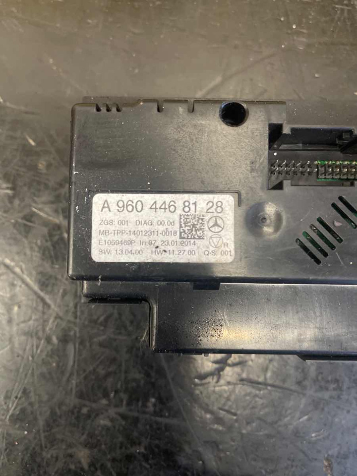 MERCEDES CLIMATE ECU A9604468128 - Elektriskt system för Lastbil: bild 2 MERCEDES CLIMATE ECU A9604468128 - Elektriskt system för Lastbil: bild 2