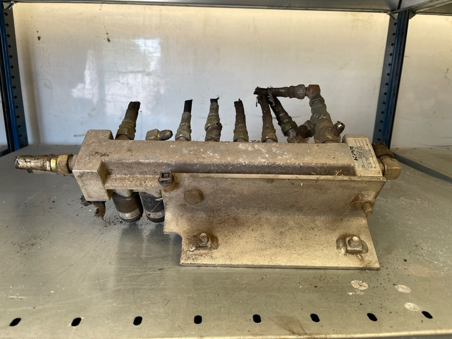 NEW HOLLAND VALVES KPM TYPE: 8KWE5A-30/G24WR-825A - Bromsventil för Lastbil: bild 1 NEW HOLLAND VALVES KPM TYPE: 8KWE5A-30/G24WR-825A - Bromsventil för Lastbil: bild 1