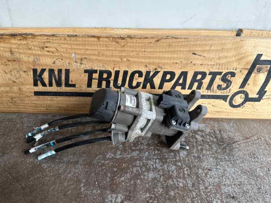 VOLVO FOOT BRAKE VALVE 21390592 - Bromsventil för Lastbil: bild 1 VOLVO FOOT BRAKE VALVE 21390592 - Bromsventil för Lastbil: bild 1